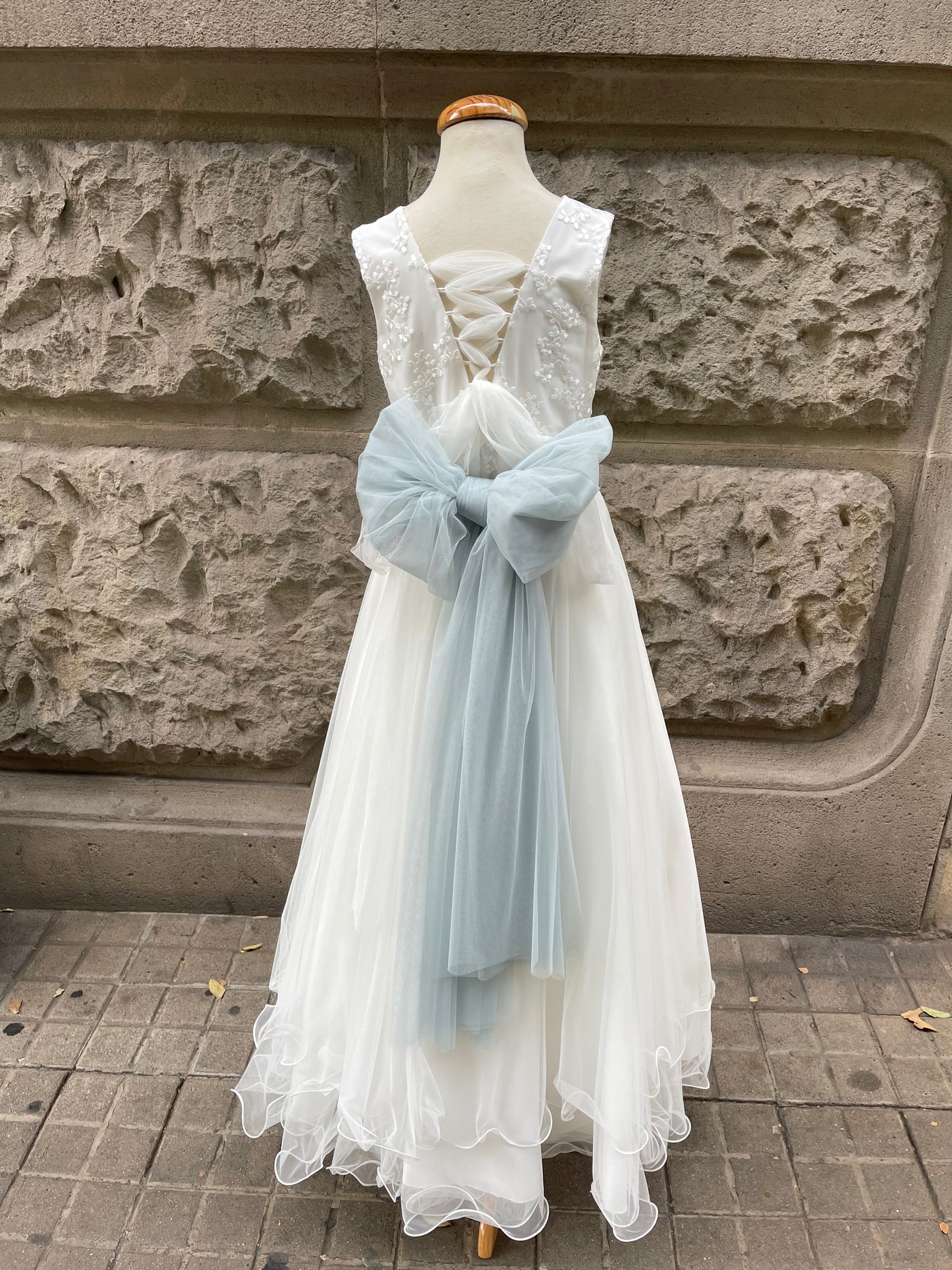 Vestido de comunión 541 para niñas de la marca MIMILÚ (el cinturón y la flor son diferentes de la foto)