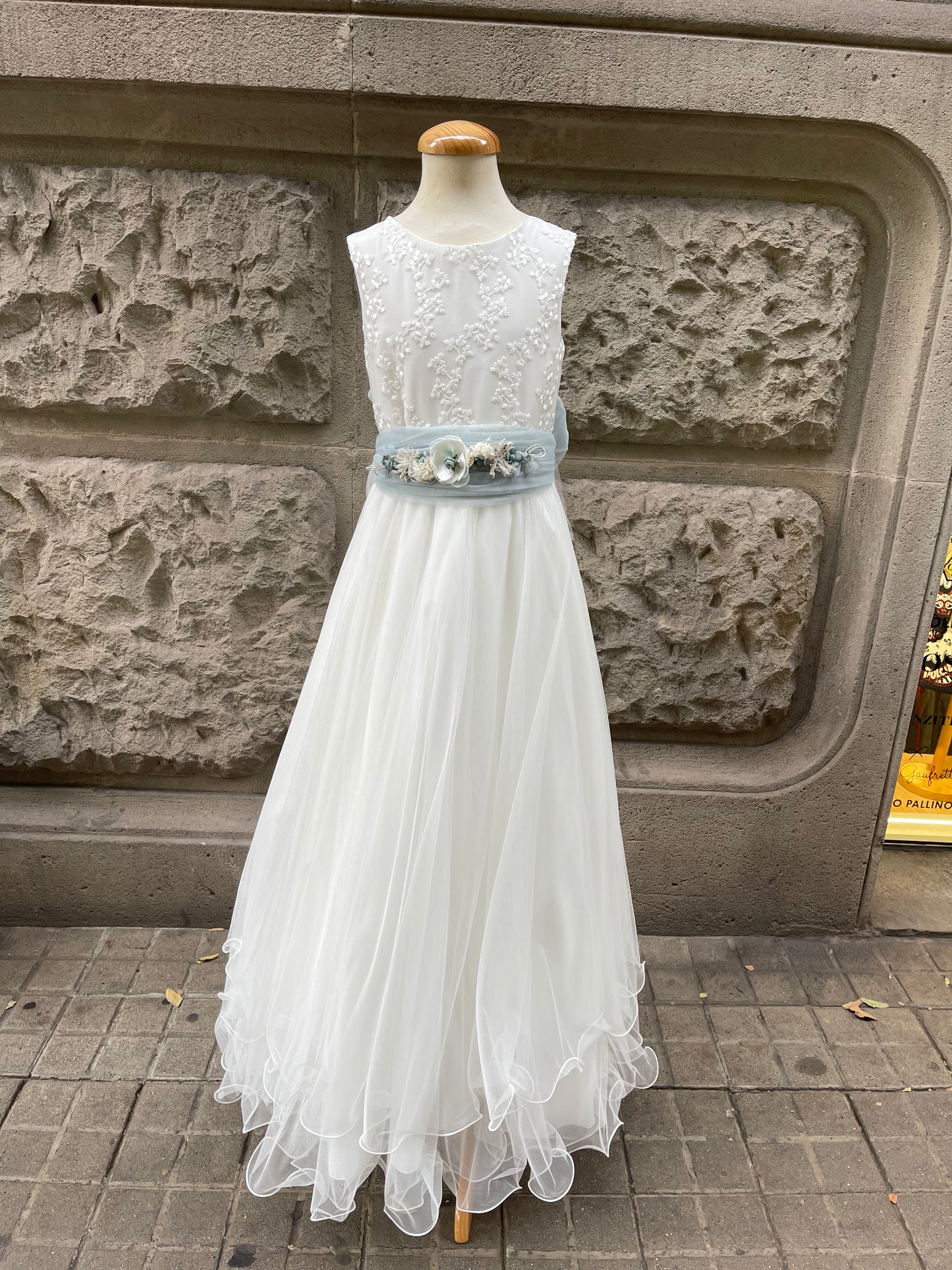 Vestido de comunión 541 para niñas de la marca MIMILÚ (el cinturón y la flor son diferentes de la foto)