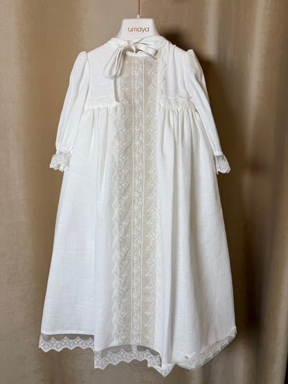 Faldón de lino con gorro y cubre pañal de manga larga de la marca Amaya