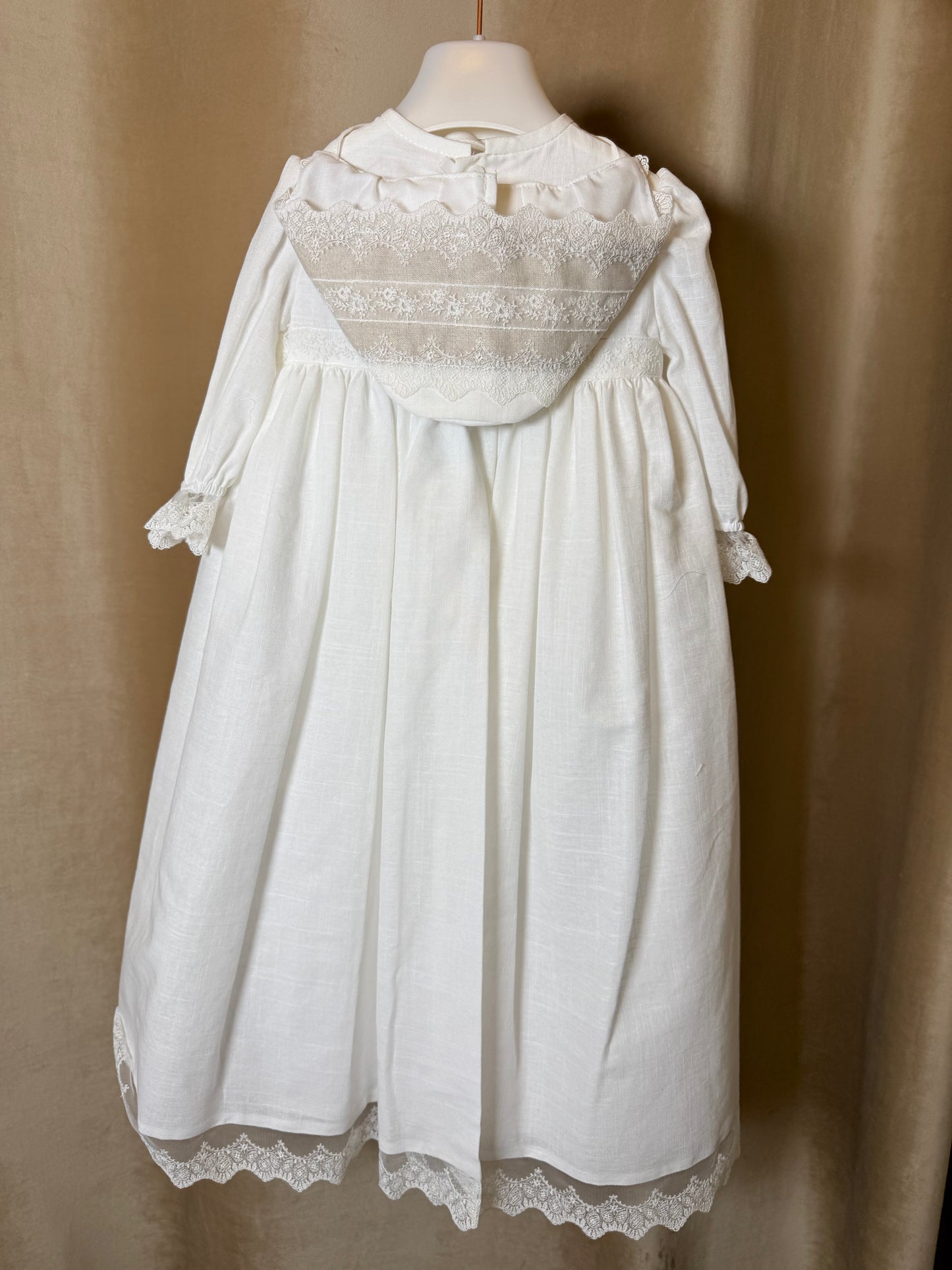 Faldón de lino con gorro y cubre pañal de manga larga de la marca Amaya