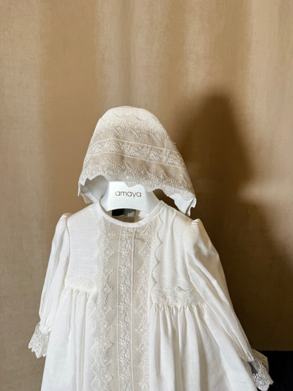 Faldón de lino con gorro y cubre pañal de manga larga de la marca Amaya