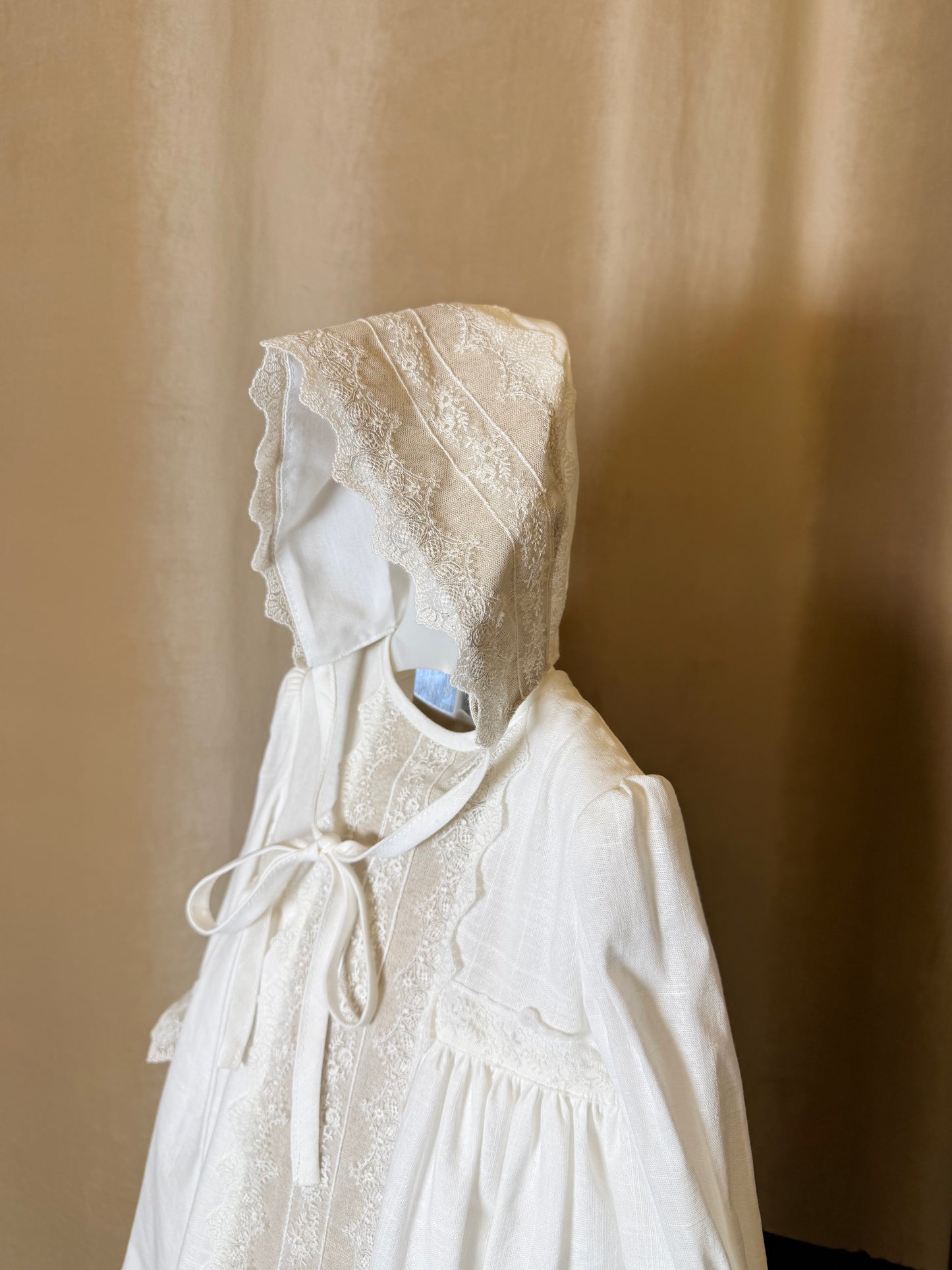 Faldón de lino con gorro y cubre pañal de manga larga de la marca Amaya