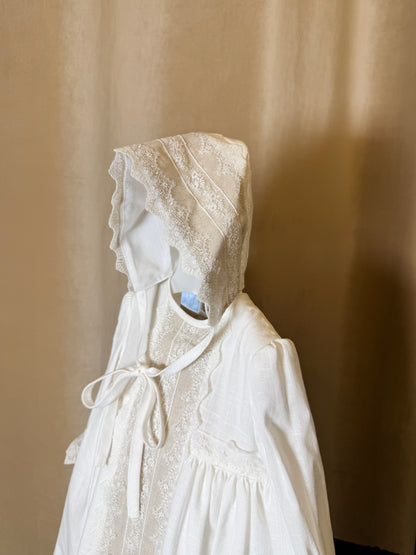 Faldón de lino con gorro y cubre pañal de manga larga de la marca Amaya