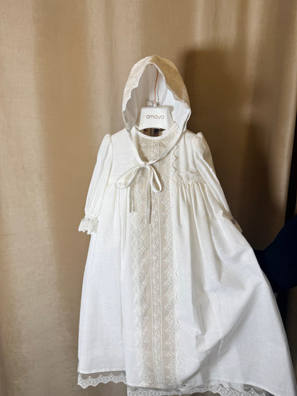 Faldón de lino con gorro y cubre pañal de manga larga de la marca Amaya