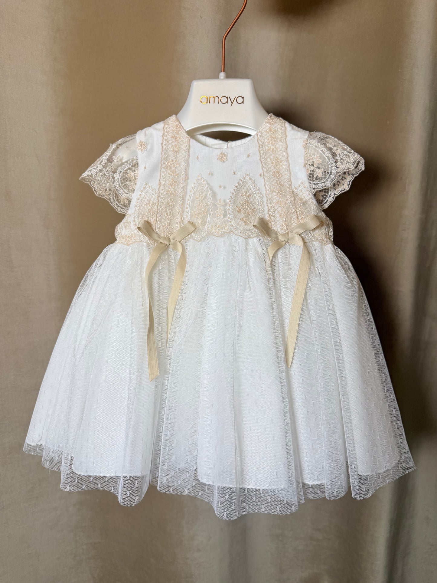 Vestido de bautizo con  bragita de la marca Amaya