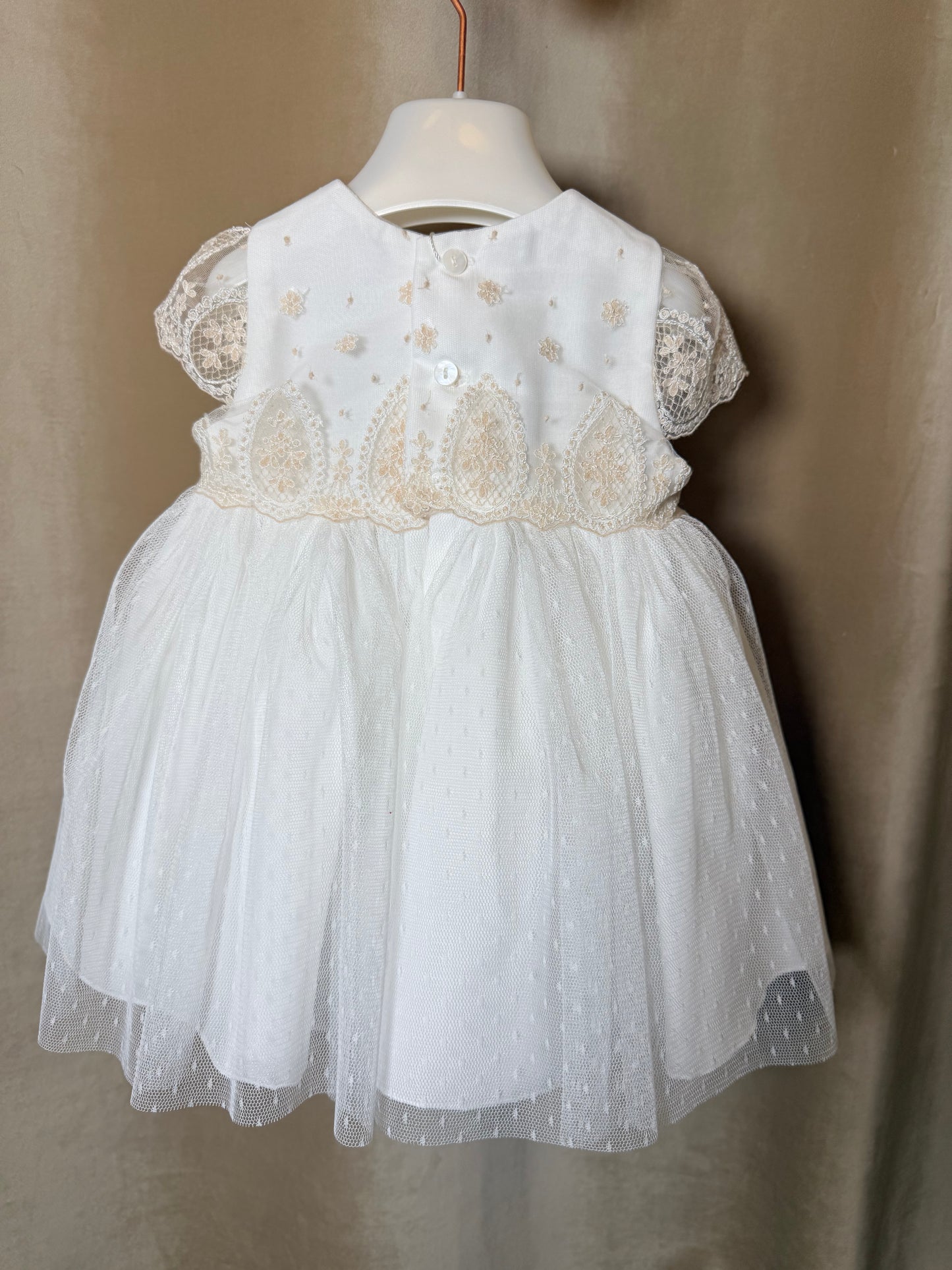 Vestido de bautizo con  bragita de la marca Amaya