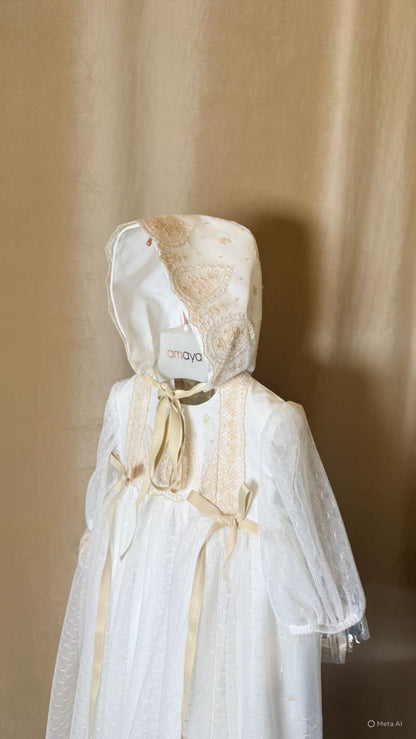 Faldón de bautizo con capota y bragita de la marca Amaya