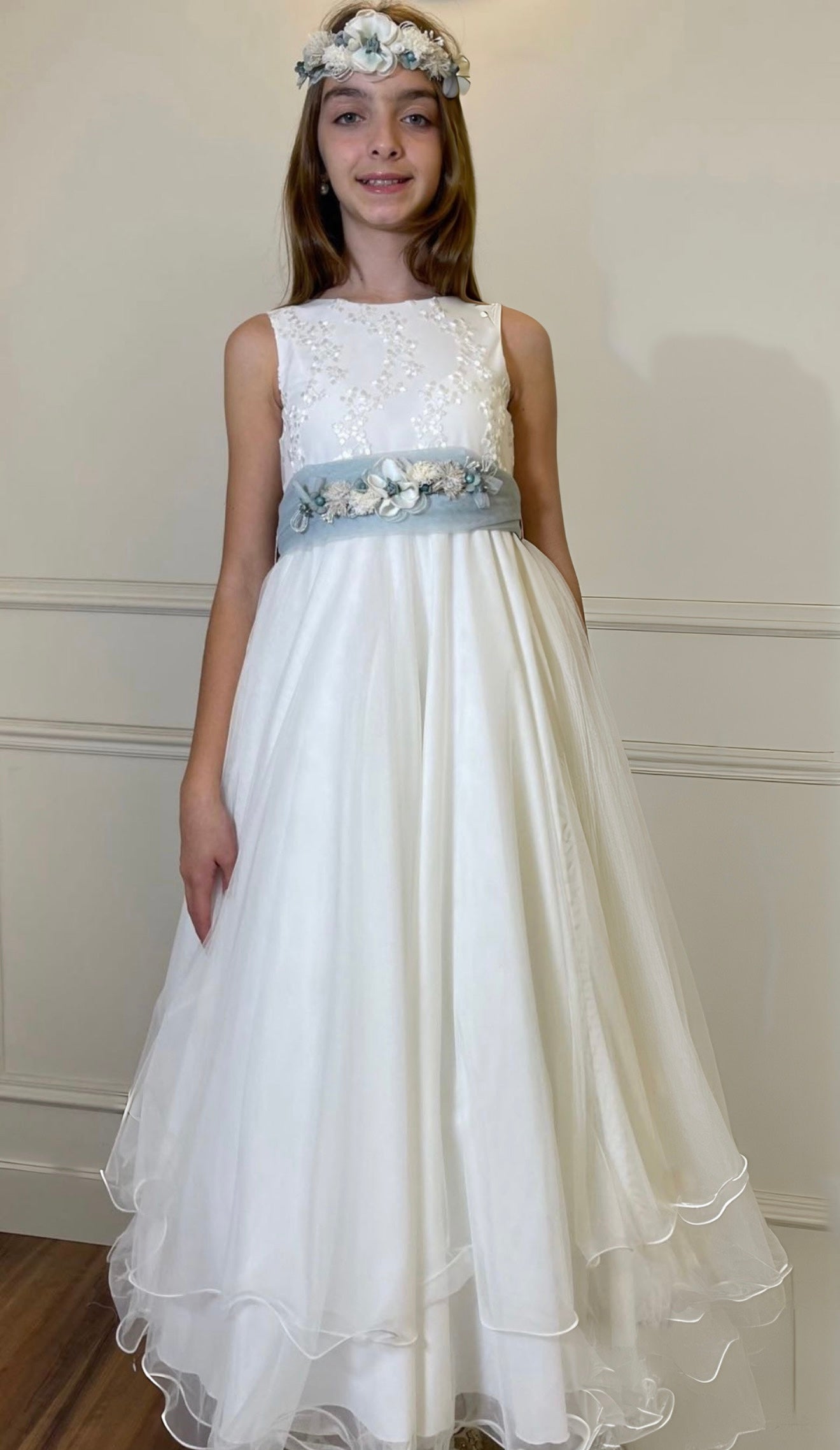 Vestido de comunión 541 para niñas de la marca MIMILÚ (el cinturón y la flor son diferentes de la foto)