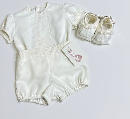 Conjunto con gorro y zapatitos con encaje de la marca MIMOSINES