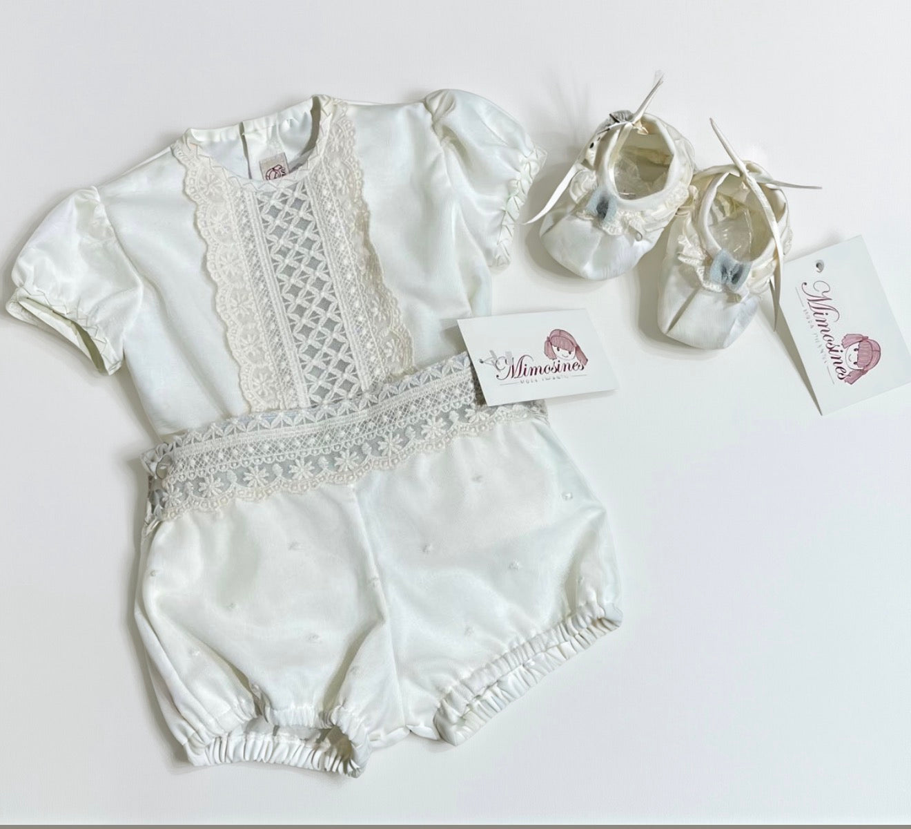 Conjunto con gorro y zapatitos con encaje de la marca MIMOSINES