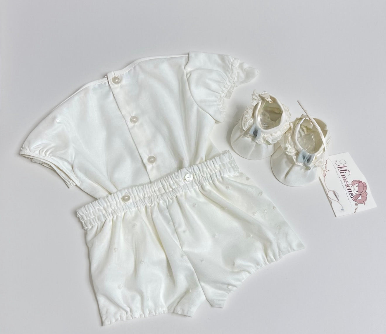 Conjunto con gorro y zapatitos con encaje de la marca MIMOSINES