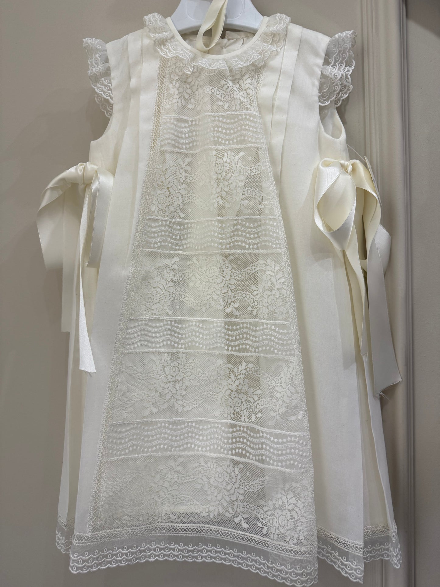 Faldón Olivia con gorro de la marca Belan