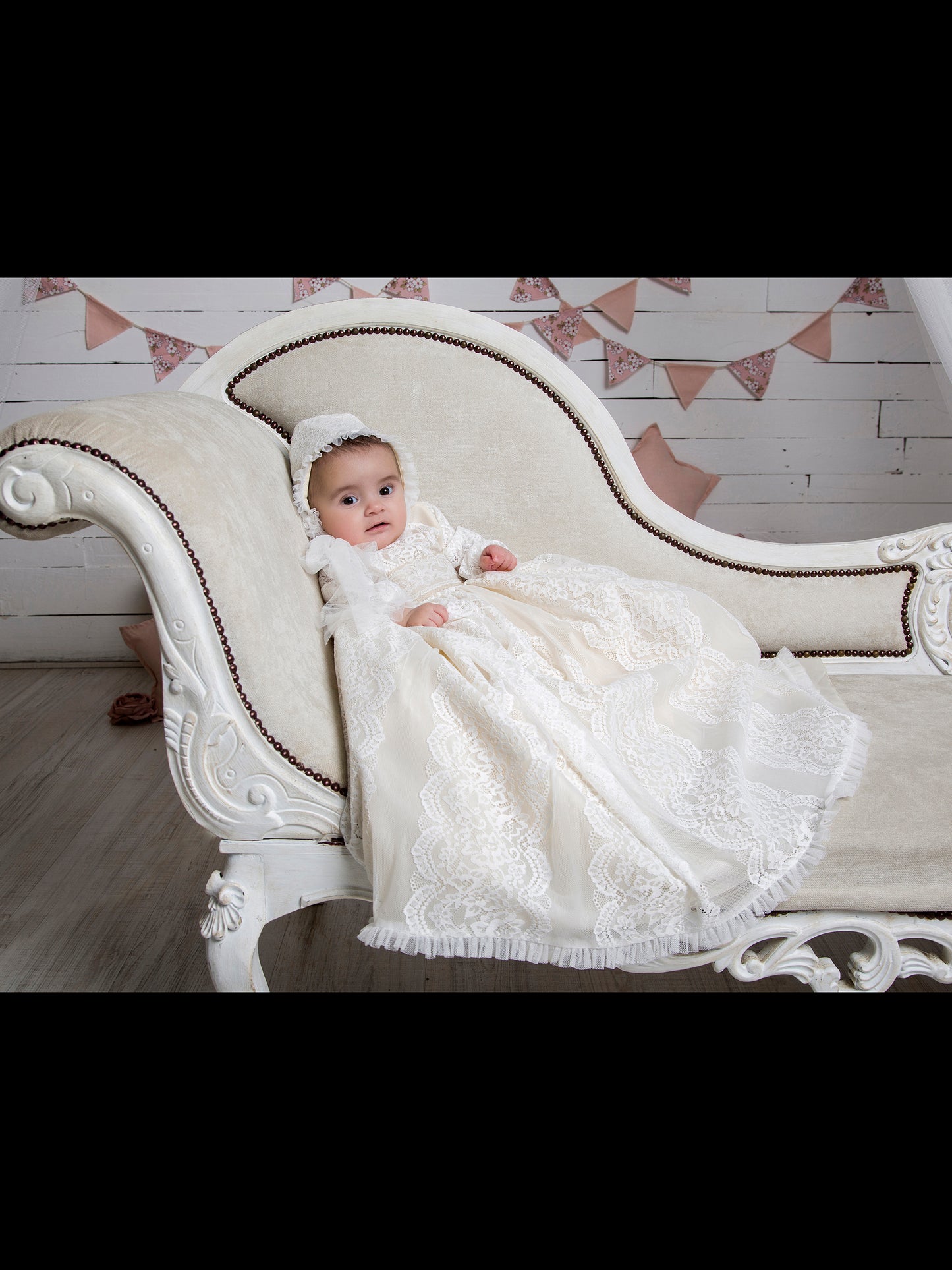 Vestido de bautizo estilo faldón M215 con capota, braguita y patucos de la marca Marla