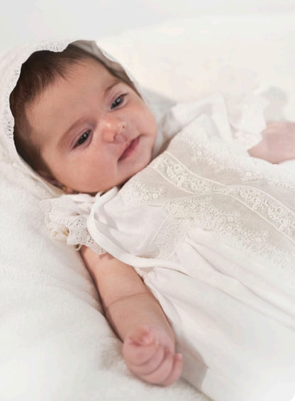 Faldón de lino con gorro y cubre pañal de manga larga de la marca Amaya