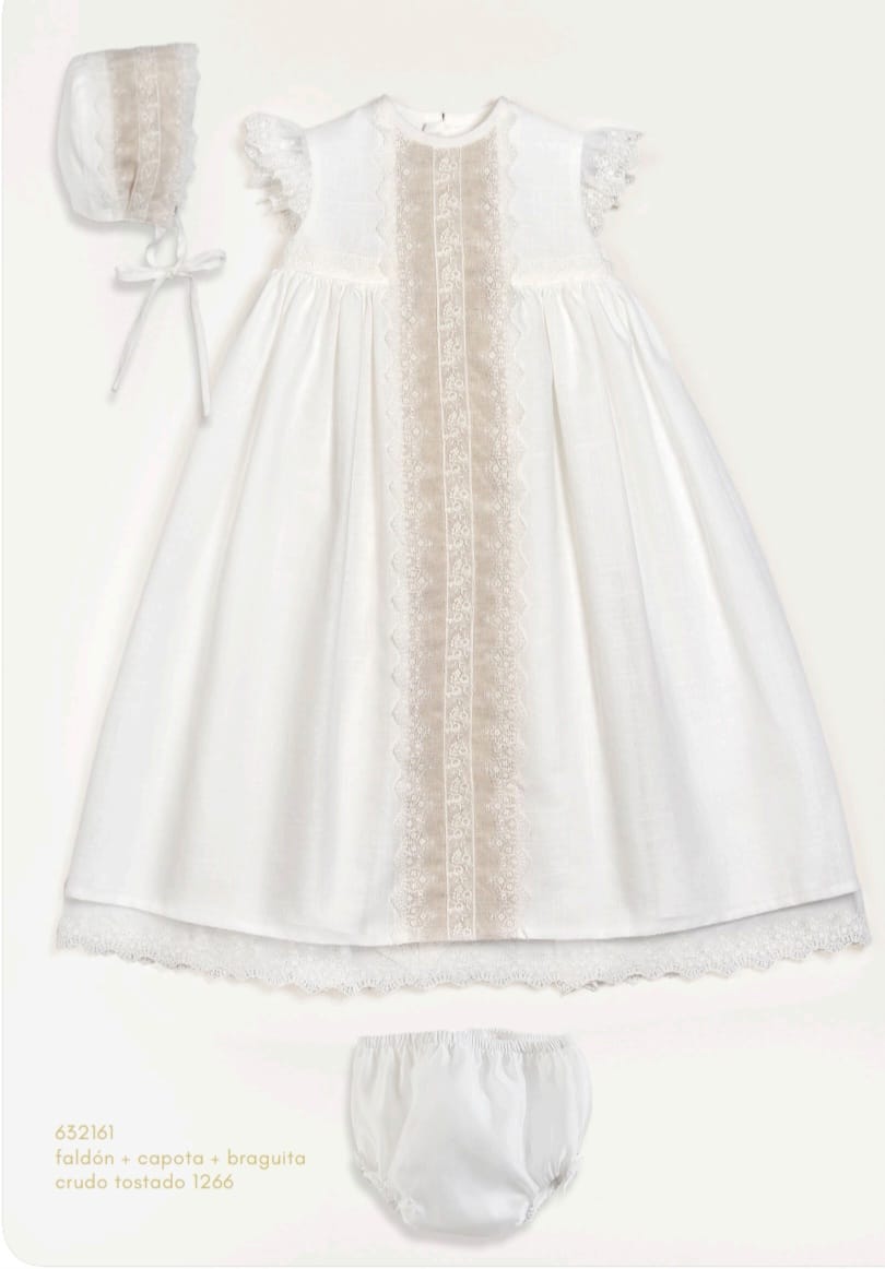 Faldón de lino con gorro y cubre pañal de manga larga de la marca Amaya