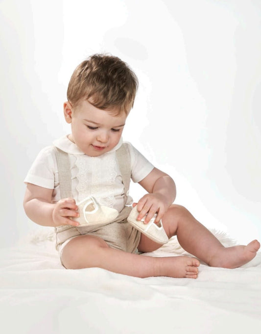 Set de pantalón corto tostado con tirantes y camisa blanca de la marca AMAYA