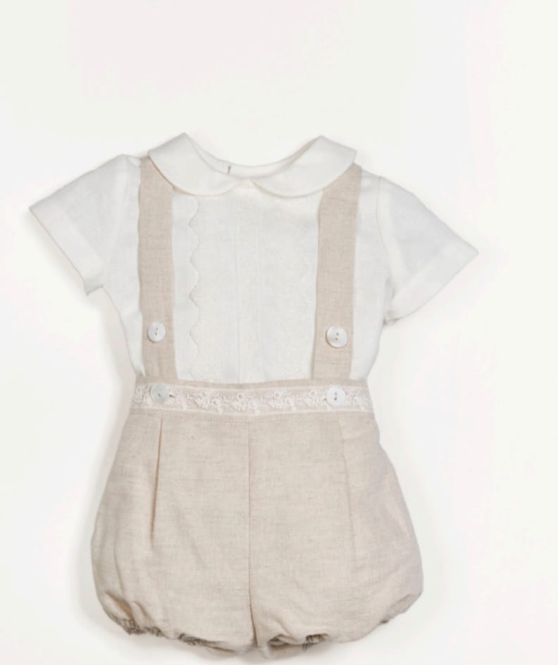 Set de pantalón corto tostado con tirantes y camisa blanca de la marca AMAYA