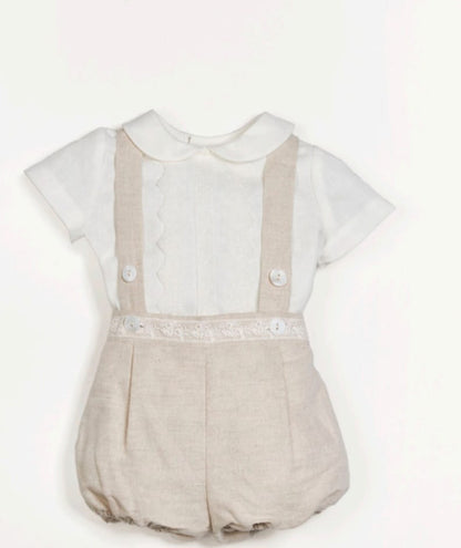Set de pantalón corto tostado con tirantes y camisa blanca de la marca AMAYA