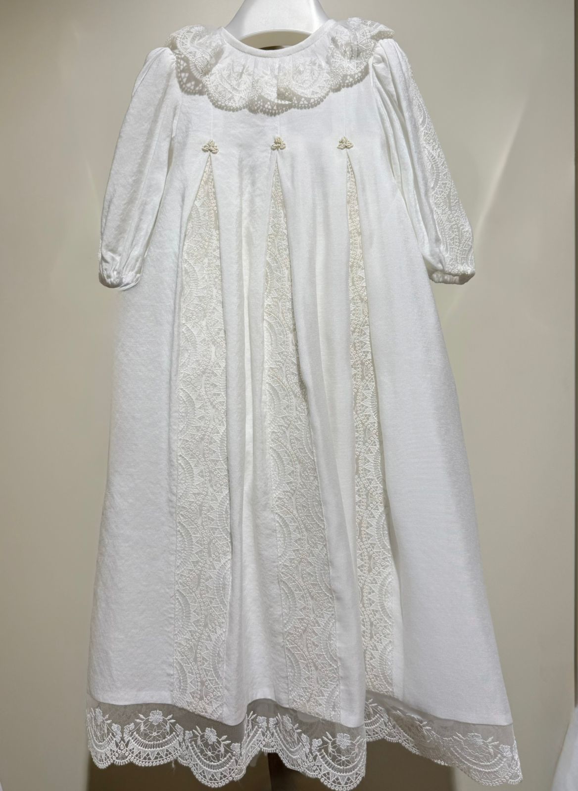 Faldón de viscosa con capota y bragita de la marca Amaya