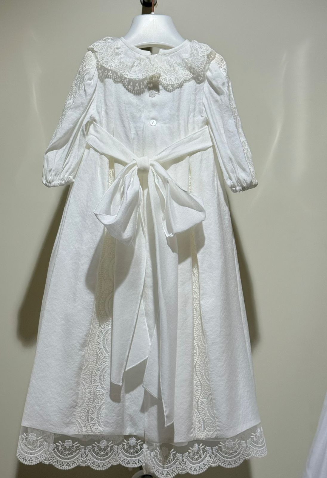 Faldón de viscosa con capota y bragita de la marca Amaya