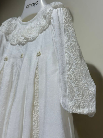 Faldón de viscosa con capota y bragita de la marca Amaya