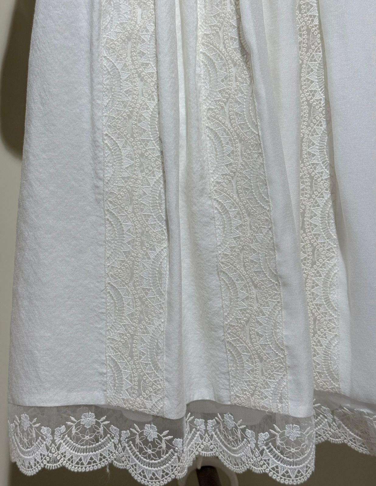 Faldón de viscosa con capota y bragita de la marca Amaya