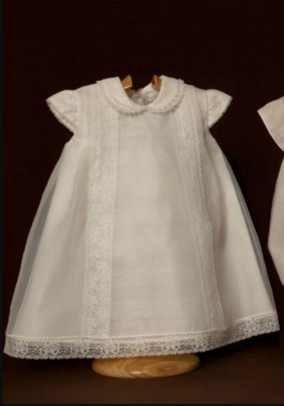 Vestido de bautizo CRISTAL RAYAS con gorro y bragita de la marca Belan