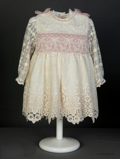 Vestido de encaje crudo y rosa 3101 con bragita y gorro para bautizo de la marca MIMOSINES