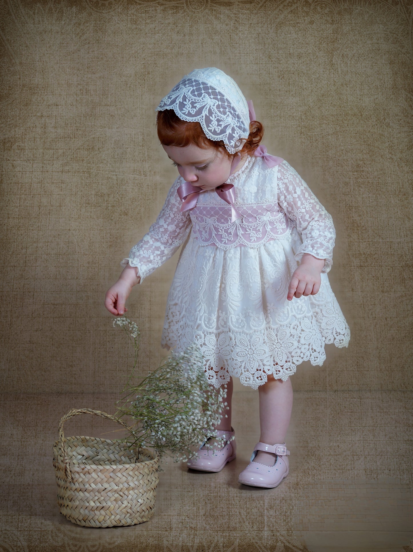 Vestido de encaje crudo y rosa 3101 con bragita y gorro para bautizo de la marca MIMOSINES