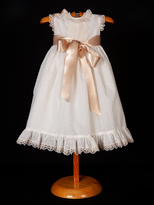 Vestido de bautizo estilo faldón con gorro y zapatitos de la marca MIMOSIMES