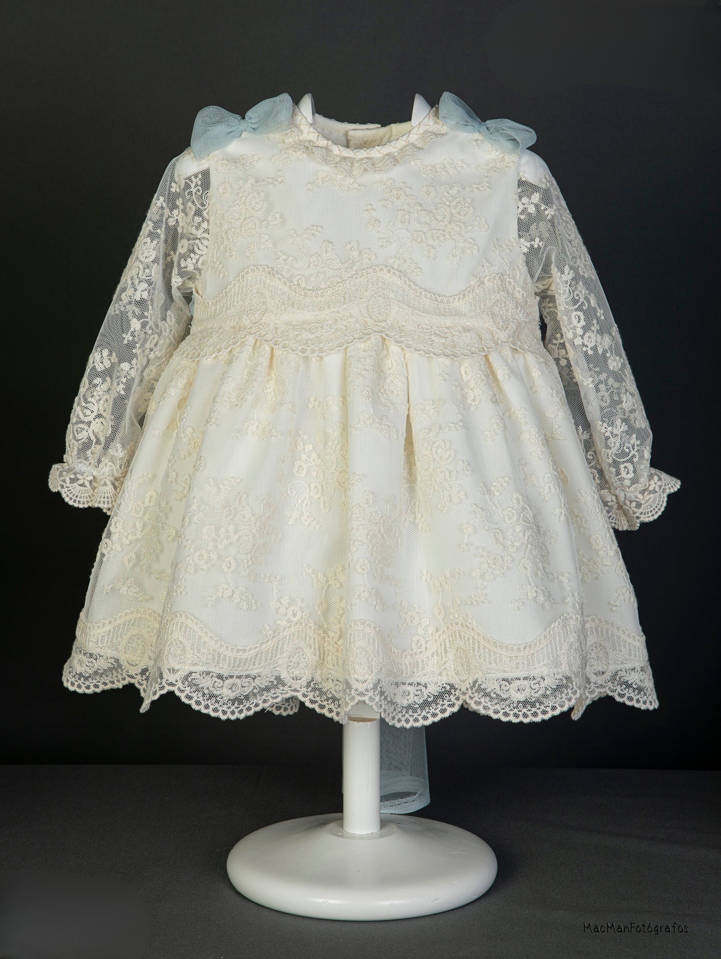 Vestido de encaje crudo 3107 con bragita y gorro para bautizo de la marca MIMOSINES