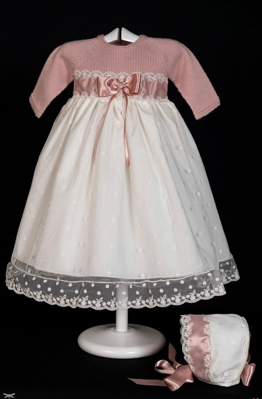 Vestido 2600 con gorro en color beige (diferente de la foto) de bautizo de la marca MIMOSINES
