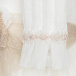 Vestido de comuniôn para niña con una flor y lazada nude de Marla - Modini Shop