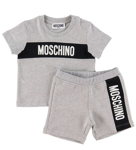 ملابس أطفال - طقم تي شيرت وشورت باللون الرمادي مع شعار MOSCHINO