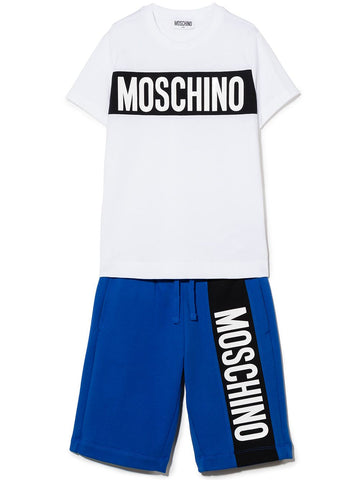 ملابس للأطفال - طقم تي شيرت وسروال قصير باللون الأزرق يحمل شعار MOSCHINO