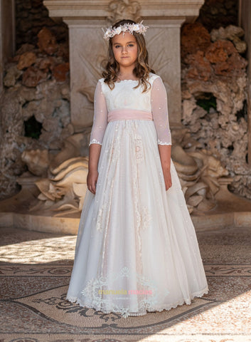 Mía communion dress for girl of Manuela Macías brand.